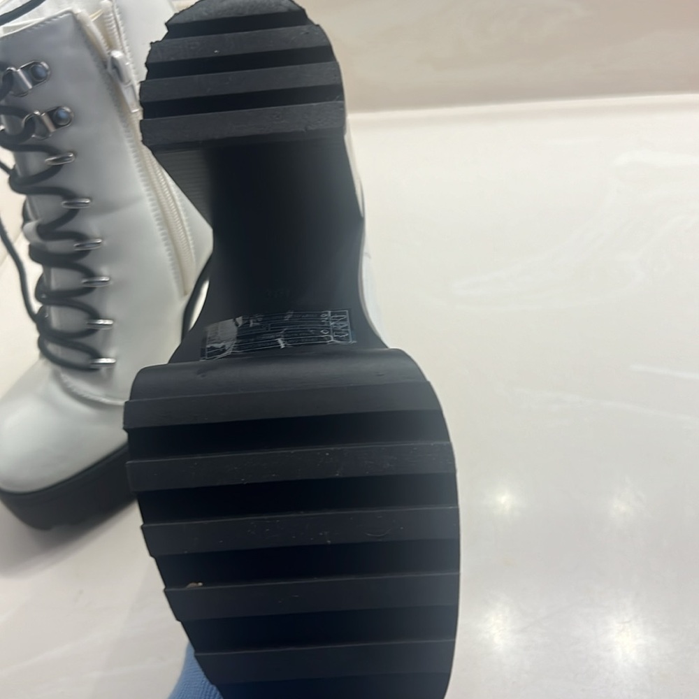 White boot never worn - Picture 2 of 3